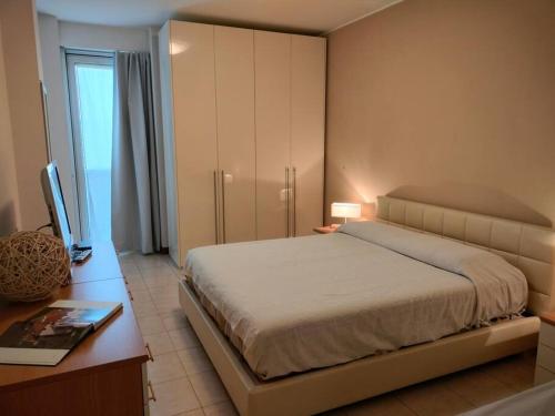 een slaapkamer met een bed, een bureau en een televisie bij Casa quinto piano - intero appartamento con garage in Vicenza