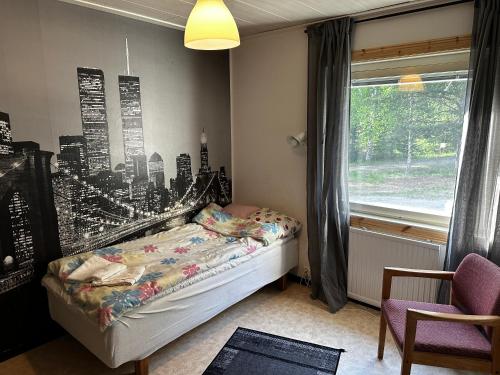 a small bedroom with a bed and a window at Bungalow Östavall Skogsvägen 20 in Haverö