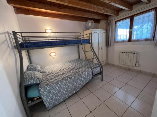 sypialnia z dwoma łóżkami piętrowymi w pokoju w obiekcie GITE DES PHARES - Day Cruise en bateau privé, pêche en mer, et visite guidée des Chateaux du Médoc w mieście Lesparre-Médoc