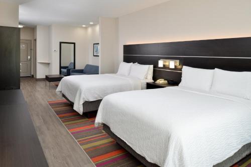 Ένα ή περισσότερα κρεβάτια σε δωμάτιο στο Holiday Inn Express Hotel & Suites Royse City - RockwallRockwall - Royse City by IHG