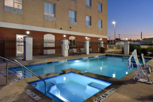 Πισίνα στο ή κοντά στο Holiday Inn Express Hotel & Suites Royse City - RockwallRockwall - Royse City by IHG