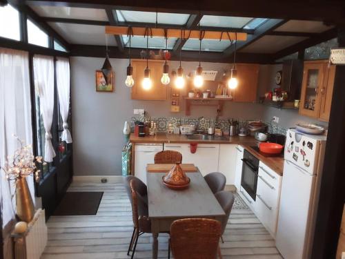 une cuisine avec une table et une salle à manger dans l'établissement Un nid près de Paris, à Rueil-Malmaison