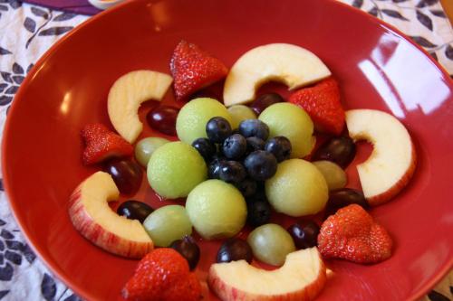 马特洛克艾伦之家住宿加早餐旅馆的桌子上放着一个装满水果的红色碗。