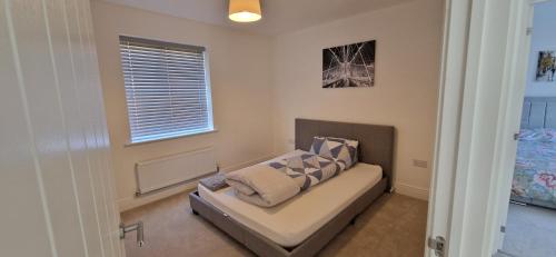 un soggiorno con un divano e una finestra di Brand new Entire 4-Bed House in Peterborough a Peterborough