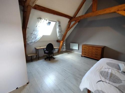 sypialnia z łóżkiem, biurkiem i oknem w obiekcie Le moulin neuf w mieście Saint-Nicolas-de-Bourgueil