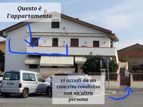 ein weißes Gebäude mit einem Schild davor in der Unterkunft Casa Venera. Bella, zona centrale in Pisa