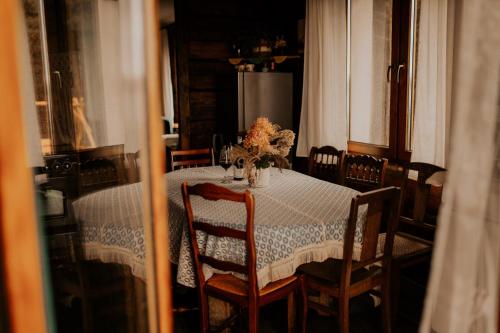 Un restaurante o sitio para comer en Osmolicka Chatka