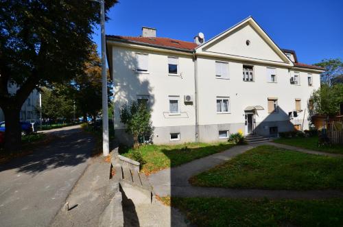 Lisinski apartment with private parking