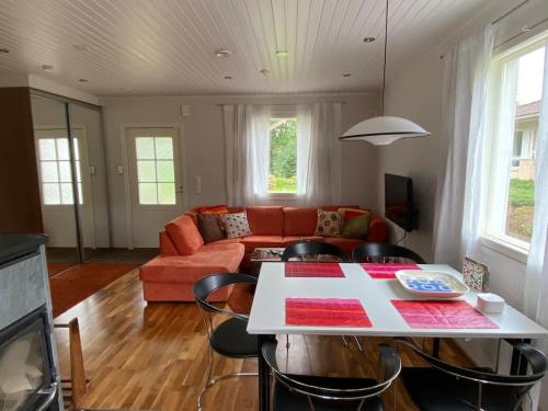 Talo Merikarvian keskustassa lähellä Merta! في Merikarvia: غرفة معيشة مع أريكة وطاولة