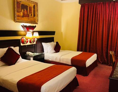 Una cama o camas en una habitación de Claridge Hotel