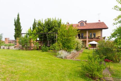 una casa con un gran patio con un patio en B&B Naturin - Cascina Colombaro, en Lauriano