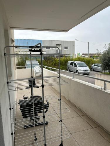 - un porte-bagages sur le balcon d'un bâtiment dans l'établissement APPT MONTPELLIER 2 CHAMBRES et 10 minutes des Plages, à Montpellier