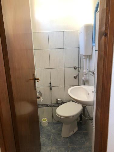 uma pequena casa de banho com WC e lavatório em Sarajevo View Apartment em Sarajevo