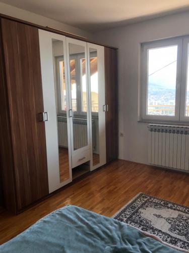 um quarto vazio com uma porta e uma janela em Sarajevo View Apartment em Sarajevo