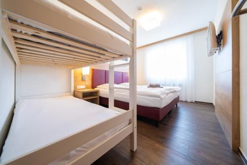 two bunk beds in a room with wooden floors at Feldberg Domizil - Residenz Grafenmatt in Rinken