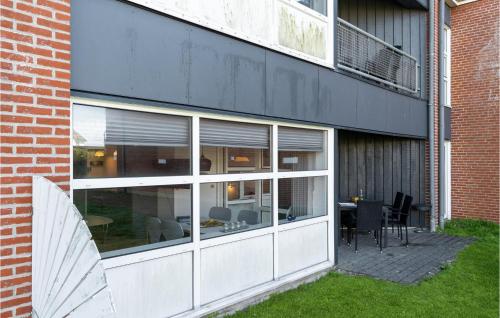 een gebouw met een patio met stoelen en een tafel bij Fanø Bad, Lejl 12 in Fanø