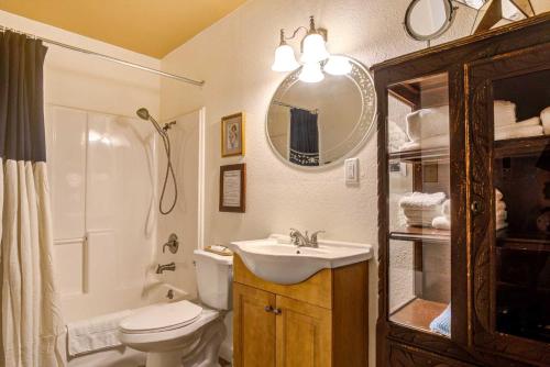 uma casa de banho com um lavatório, um WC e um espelho. em #1 Cabaret Bandera Tin Star Bandera, TX em Bandera