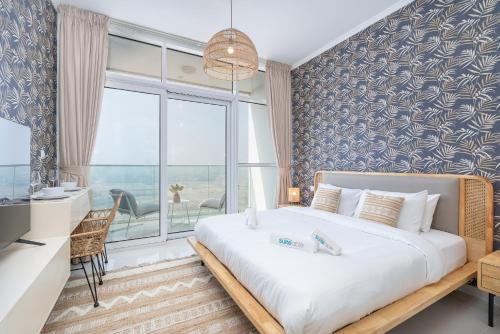 Postel nebo postele na pokoji v ubytování Floral Charm studio in Damac Hills by Suiteable
