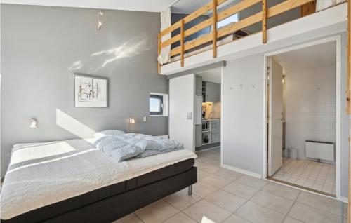 1 dormitorio con cama elevada y baño en Fan Bad, Lejl, 52, en Fanø