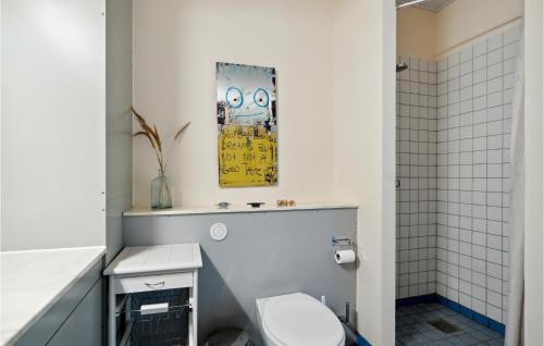 a bathroom with a white toilet and a sink at Fan Bad, Lejl, 109 in Fanø