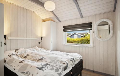 1 dormitorio con cama y ventana en Awesome Home In Bjert With Wifi, en Binderup Strand