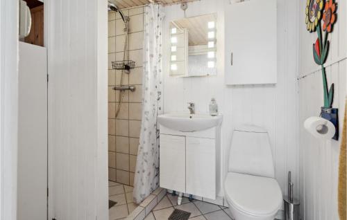 Baño blanco con aseo y lavamanos en Stunning Home In Bjert With House Sea View, en Binderup Strand