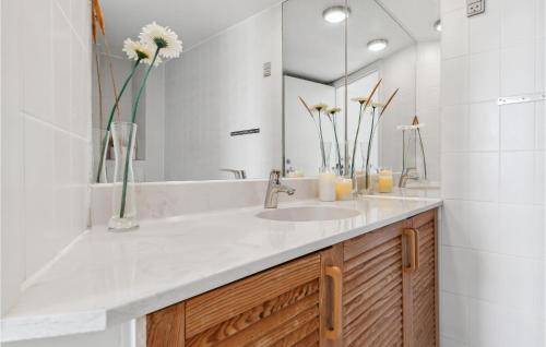 a bathroom with a sink and a mirror at Fan Bad, Lejl, 67 in Fanø