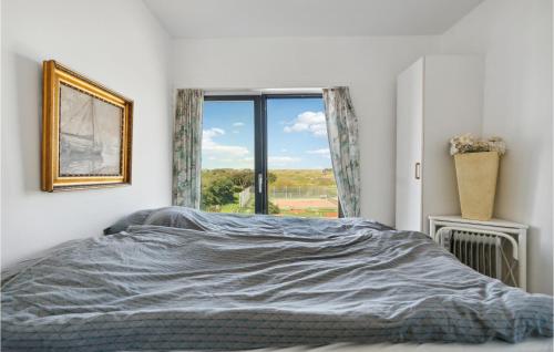 een bed in een slaapkamer met een raam bij Fan Bad, Lejl, 75 in Fanø