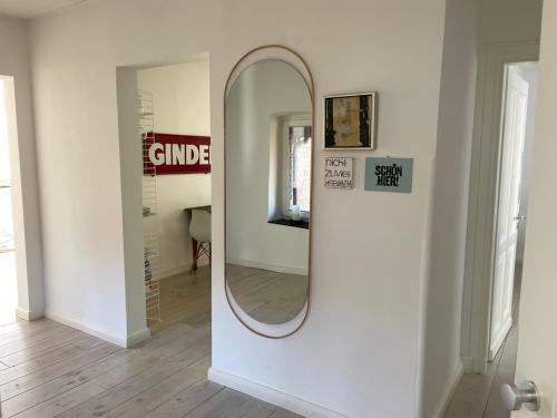 einen Spiegel an einer Wand in einem Zimmer in der Unterkunft Haus mit Türmchen in Solingen