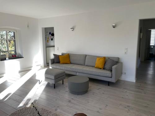 ein Wohnzimmer mit einem Sofa und einem Tisch in der Unterkunft Haus mit Türmchen in Solingen