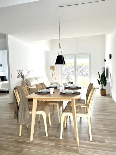 een eettafel en stoelen in de woonkamer bij LA GRAMA V, comodidad y excelente ubicación in Breña Alta