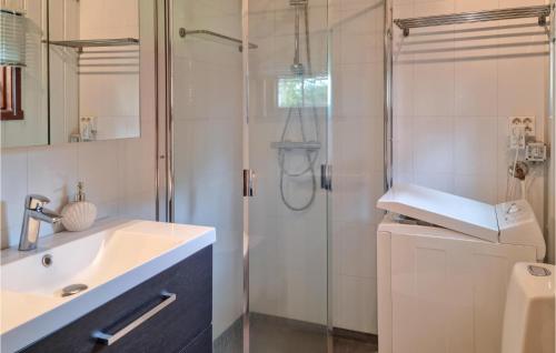 y baño con ducha, lavabo y aseo. en Amazing Home In Mandal With Wifi, en Mandal
