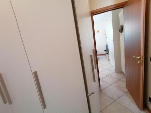 a hallway with a door leading to a room at La casa di Sara in Valsassina in Introbio