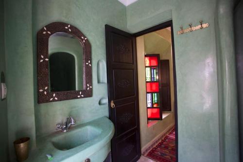 bagno con lavandino e specchio di Riad En exclusivité a 99 euros avec 5 chambres a Marrakech