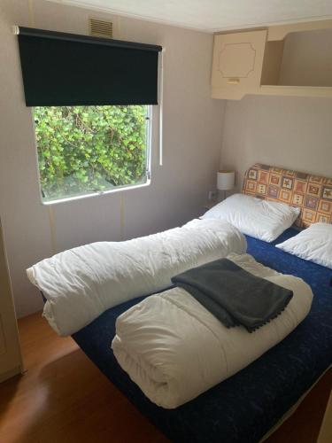 - 2 lits dans une chambre avec fenêtre dans l'établissement Chalet Lisett, à Mariënberg
