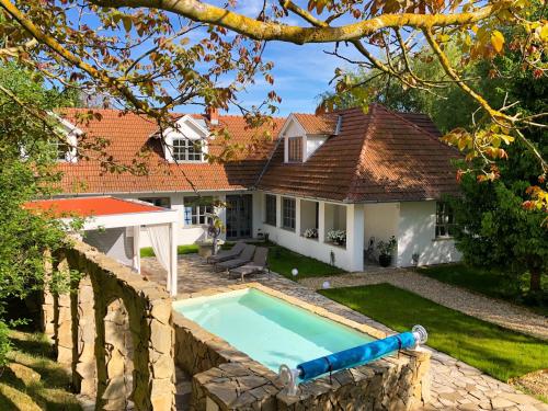 uma casa com piscina no quintal em 44 George House - Pool, Jacuzzi, Sauna, View em Tilaj