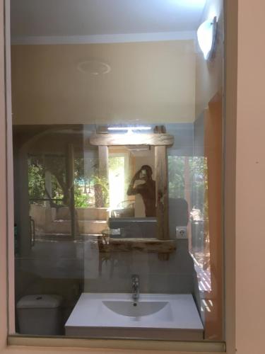 a reflection of a bathroom sink in a mirror at Beach Villa am Praia de Chaves, Sal Rei, Boa Vista in Boa Ventura