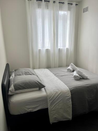 une chambre avec un lit avec deux serviettes dessus dans l'établissement Studio à Alfortville Gare RER D Maisons-Alfort Alfortville, à Alfortville