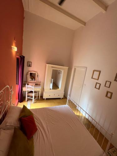 1 dormitorio con cama y espejo en Sliema Balluta 2 b/r apartment en Sliema