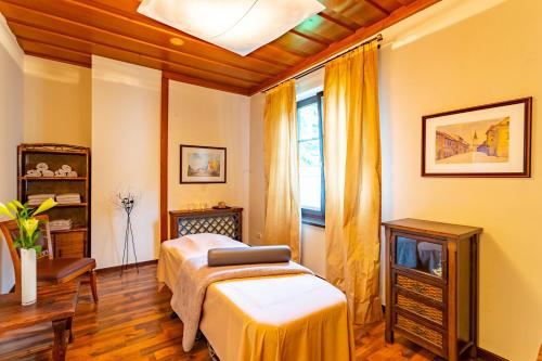 a bedroom with two beds and a window at Hotel im Park in Bad Radkersburg