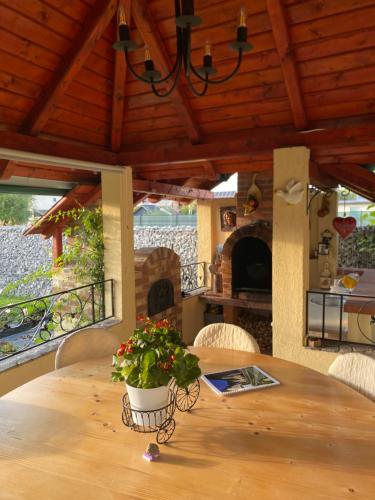 舒加塔格鹽礦鎮的住宿－Casa Moldovan ( Coltisorul meu de rai)，木桌,上面有盆栽植物