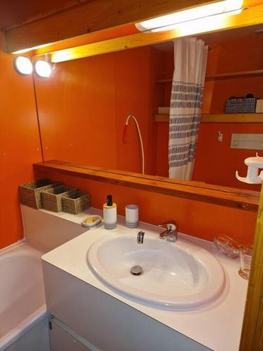une salle de bain avec un lavabo et un miroir dans l'établissement Grand Arbois Appartement 5 personnes Les Arcs 1800, à Bourg-Saint-Maurice