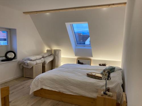 Postel nebo postele na pokoji v ubytování Modernes Penthouse-Loft mit KONUSKarte für kostenfreien ÖPNV