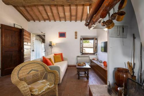 ein Wohnzimmer mit einem Sofa und einem Tisch in der Unterkunft CASA IL MANDORLO NEL CHIANTI in Castellina in Chianti