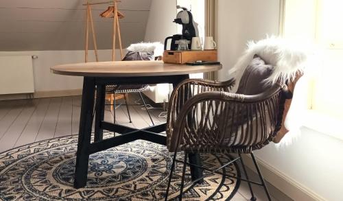 a table and two chairs in a room at B&B Oldenbosch in Holwierde