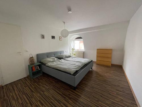 - une chambre avec un lit au milieu d'une pièce dans l'établissement Im Herzen von Barsinghausen, à Barsinghausen