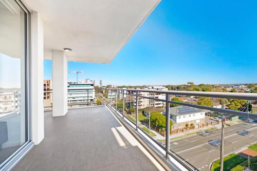 Balkoni atau teres di Modern 2Br Apt close to ShoppingTrainHospital