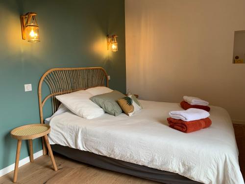 Bett mit weißer Bettwäsche und Kissen in einem Zimmer in der Unterkunft Chambre d’hôtes Mazet Les Abadies in Saint-Félix-de-Lodez