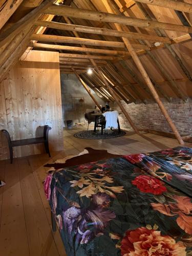 ein Schlafzimmer mit einem Bett im Dachgeschoss in der Unterkunft B&B Oldenbosch in Holwierde