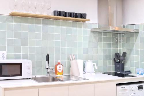 una cucina con lavello e microonde di Malang Home a Seul